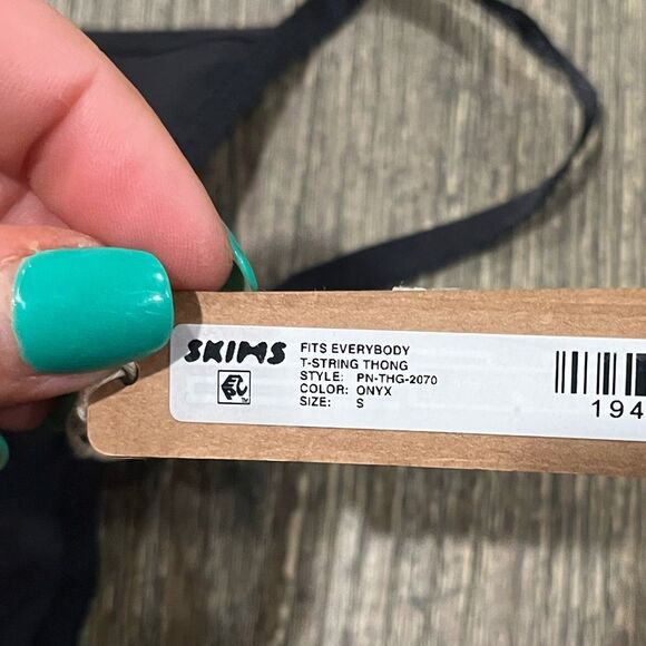 NWT Skims Fits Everybody T-String Thong Back Underwear Quick-Dry Onyx Size S - Picture 2 of 4